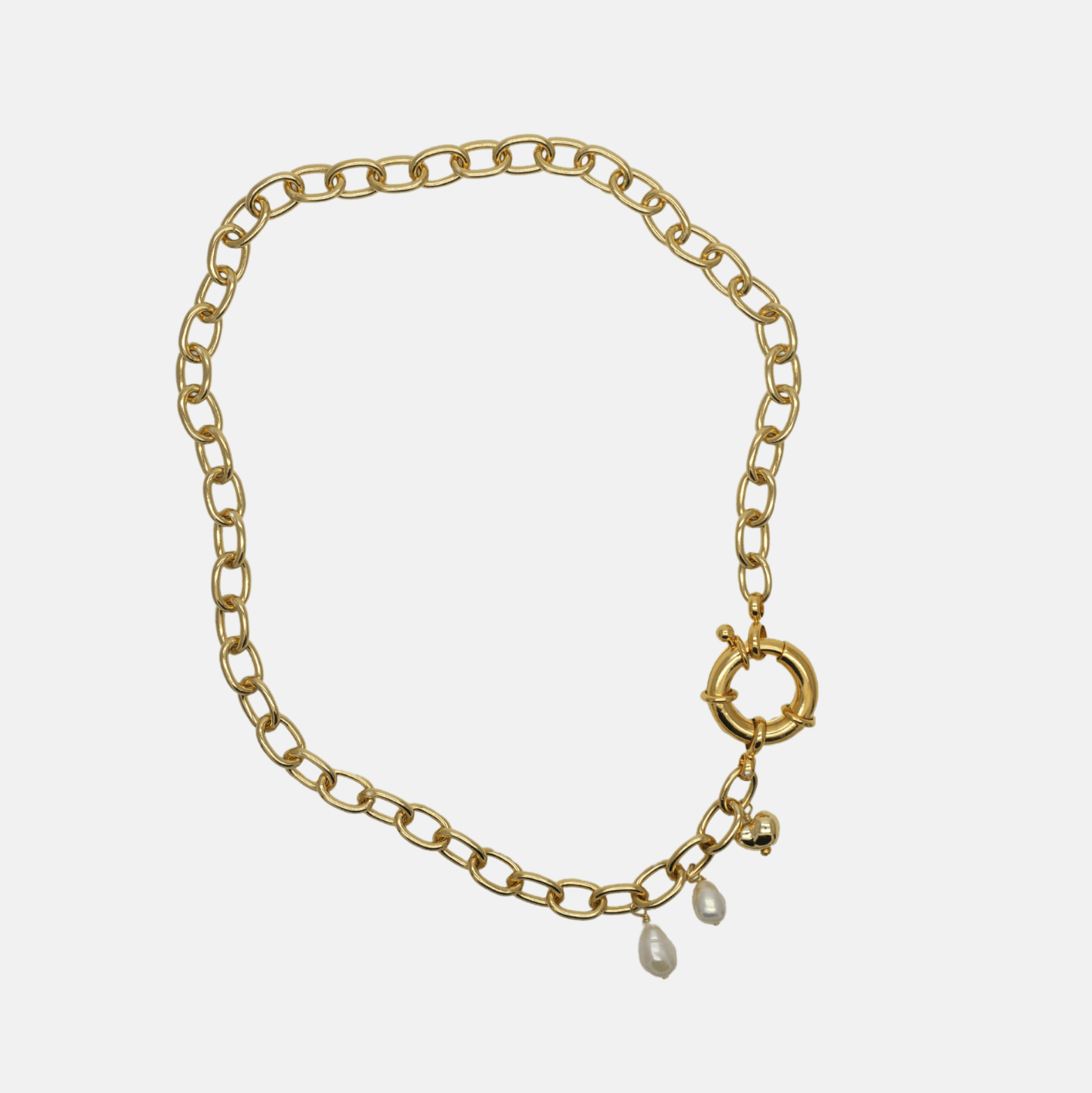 Collier choker en chaîne dorée avec fermoir bateau et perles baroques, bijou artisanal éthique pour femme, idée cadeau.